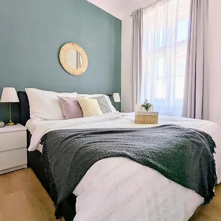 New Town 2 Bdr, Free Coffee Apartment