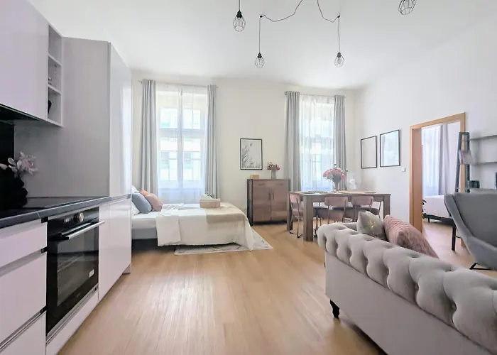 New Town 2 Bdr, Free Coffee Apartamento