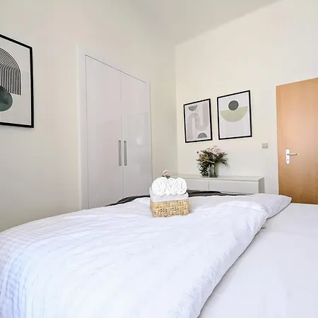 New Town 2 Bdr, Free Coffee Appartement Praag